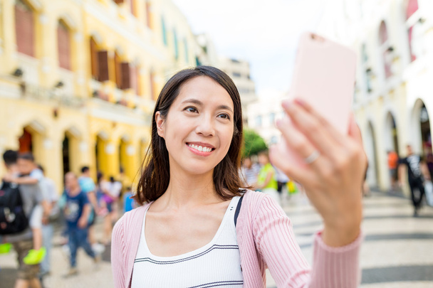 Woman taking selfie in Macau - Foto, Imagem