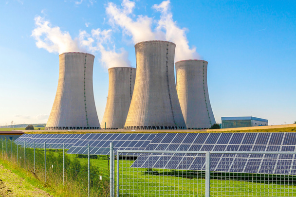 Centrale nucleare Dukovany con pannelli solari in Repubblica Ceca Europa
 - Foto, immagini