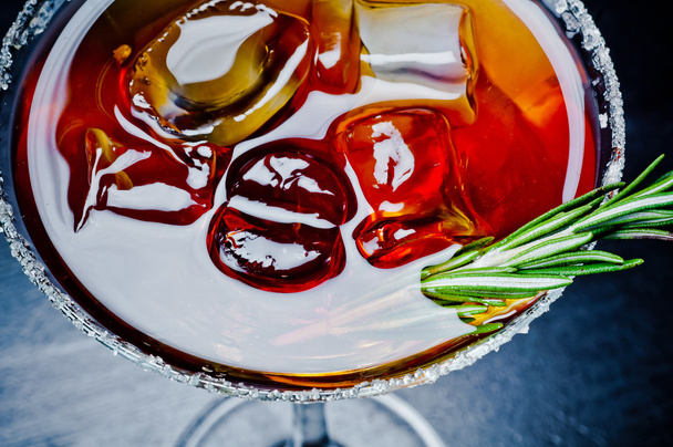 zoete alcoholische cocktail met ijs - Foto, afbeelding
