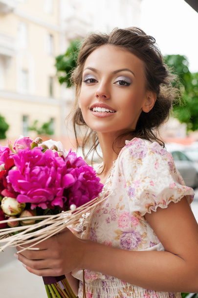 Woman with bouquet - Foto, immagini