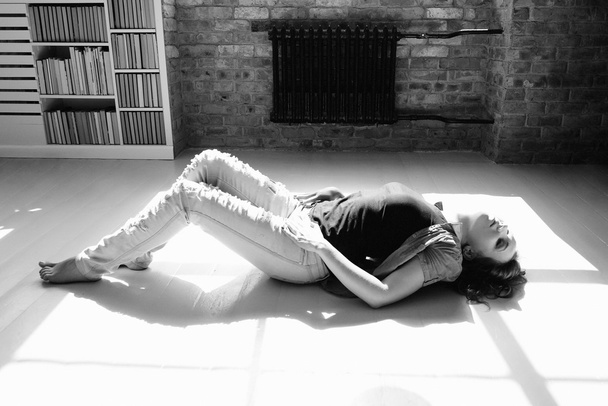 сексуальна жінка на підлозі в провокаційній позі
 - Фото, зображення