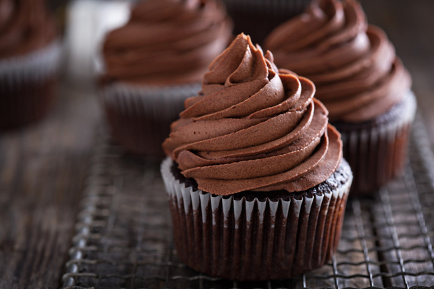 Chocolate cupcakes with whipped ganache - Foto, imagen