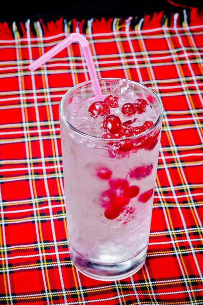 cold cocktail with ice and berry - Foto, afbeelding