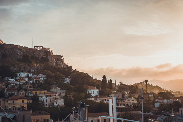 Maisons et Acropole au coucher du soleil, Athènes, Grèce
 - Photo, image