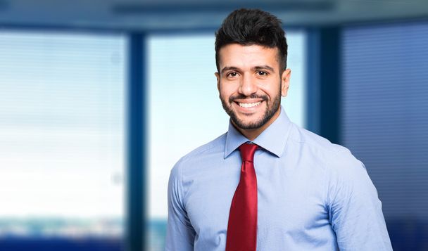 Young businessman in office - Foto, afbeelding