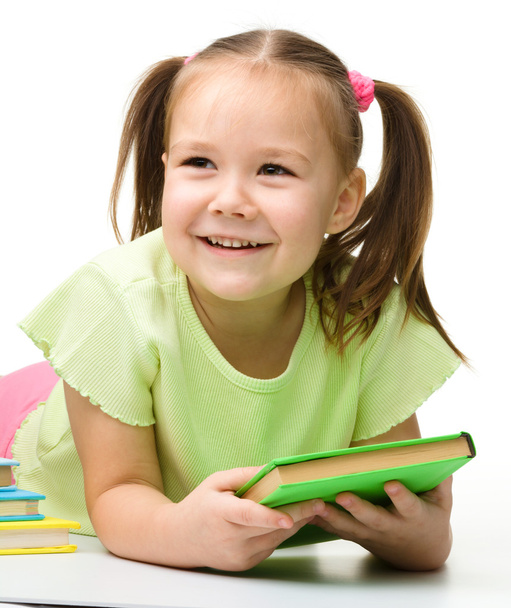 Sevimli küçük kız kitap okuyor. - Fotoğraf, Görsel