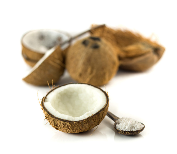 Puolet kookospähkinästä ja raastettu valkoisella pohjalla
 - Valokuva, kuva