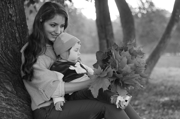 ruiva menina com filho folhas de outono
 - Foto, Imagem