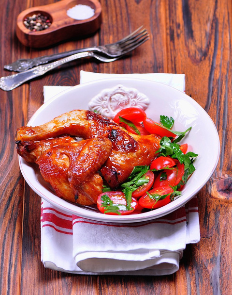 gegrilltes Hühnchen und Salat aus Kirschtomaten und Petersilie - Foto, Bild