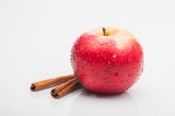 red apple and cinnamon isolated on white - Foto, Bild