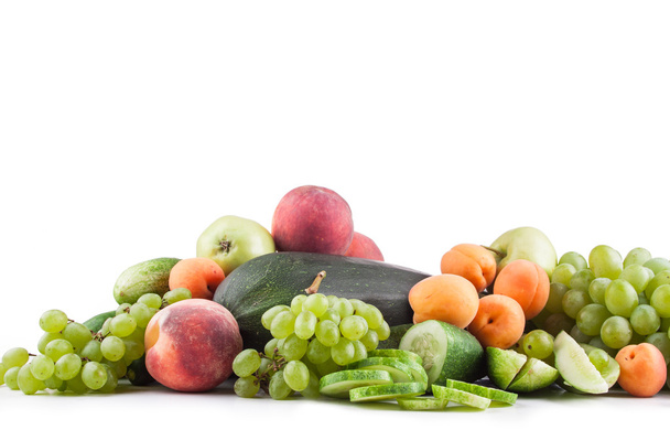 valkoisella pohjalla eristetyt hedelmät ja vihannekset, omena, kurkku, viinirypäleet
 - Valokuva, kuva