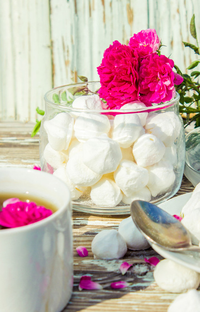 delicate meringue with flowers and tea - Foto, immagini