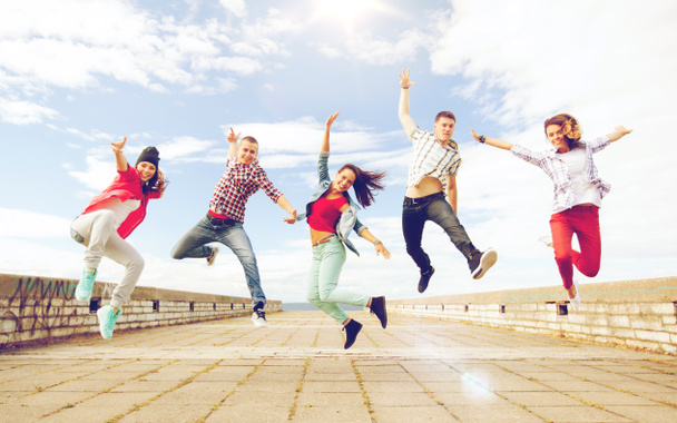 Grupo de adolescentes saltando
 - Foto, Imagen