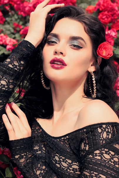 sensual woman posing beside roses - Zdjęcie, obraz