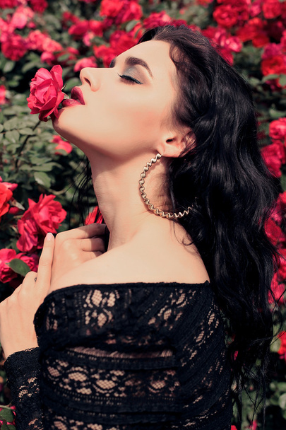 sensual woman posing beside roses - Foto, Imagem