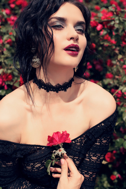 sensual woman posing beside roses - Φωτογραφία, εικόνα