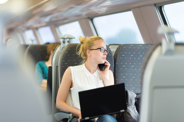 Podnikání žena pracující při cestování vlakem. - Fotografie, Obrázek
