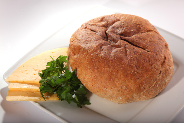 pane pita su piatto bianco con fette di formaggio
 - Foto, immagini