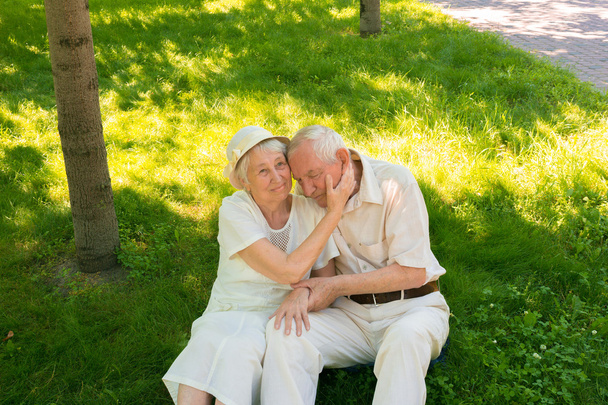 Unavený starý pár v létě na procházce - Fotografie, Obrázek