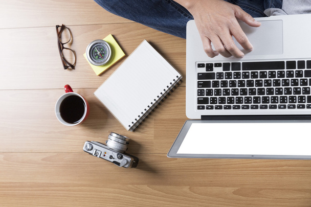 hombre con computadora portátil, taza de café y anteojos - vista superior
 - Foto, Imagen
