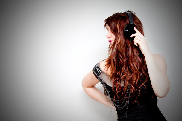 Krásná mladá žena poslechu hudby s konceptem životní styl, sluchátka - Fotografie, Obrázek