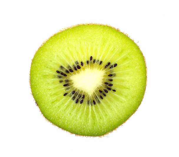 Kiwi-Früchte werden in Blätter auf weißem Hintergrund geschnitten. - Foto, Bild