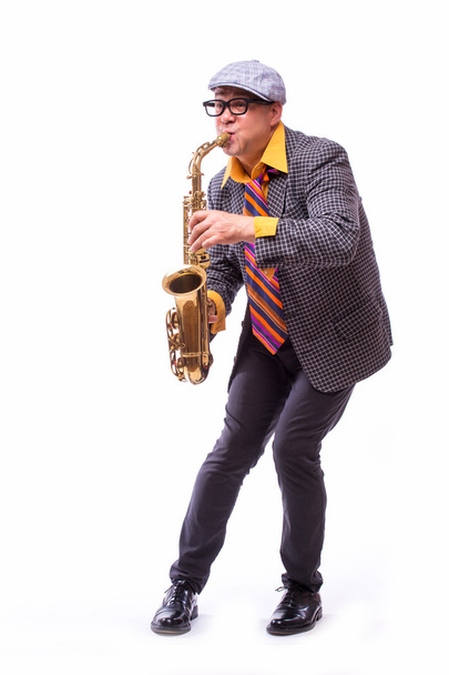 Мужчина певец-шоумен с музыкальными инструментами на белом
 - Фото, изображение