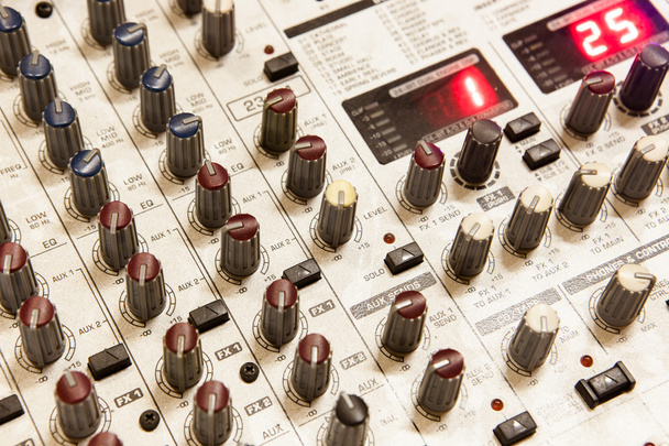 Muziek studio mix console - Foto, afbeelding
