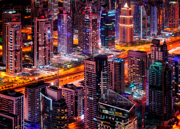 majestätische Skyline des Jachthafens Dubai während der Nacht. Vereinigte Arabische Emirate. - Foto, Bild