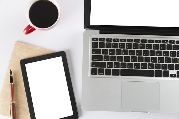 Laptop, Tablet und Notizbuch auf weißem Hintergrund - Draufsicht - Foto, Bild