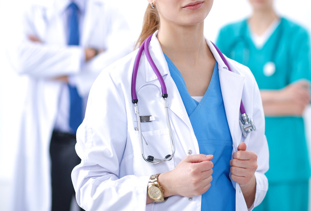 приваблива жінка-лікар перед медичною групою
 - Фото, зображення