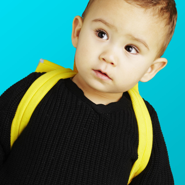 üzerinde mavi arka sarı sırt çantası taşıyan sevimli çocuk portresi - Fotoğraf, Görsel