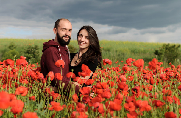Fiatal férfi és nő dátum mezőben Pipacsok - Fotó, kép
