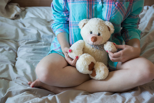 Όμορφη κοπέλα με αρκουδάκι στο κρεβάτι - Φωτογραφία, εικόνα