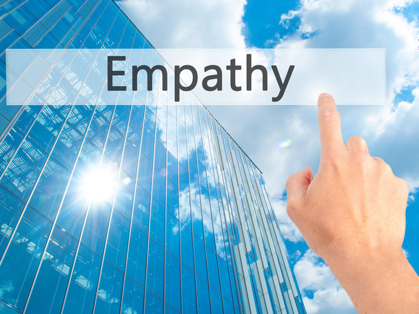 Empathie - Appuyer à la main sur un bouton sur fond flou concept o
 - Photo, image