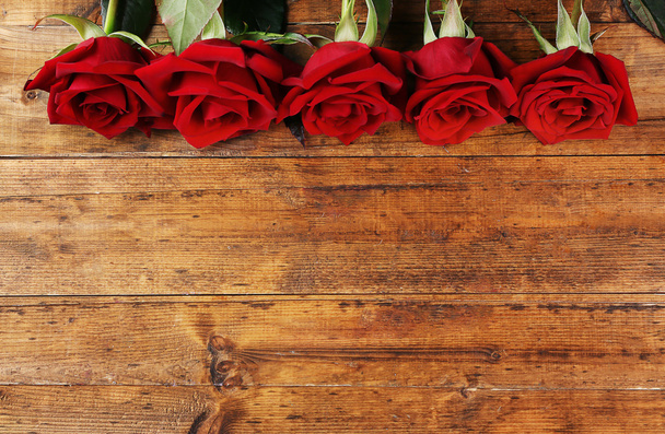 Red roses on table - Fotó, kép
