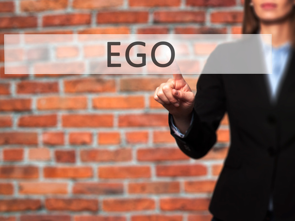 Ego - Empresaria pulsando el botón de mano en la pantalla táctil interfa
 - Foto, Imagen
