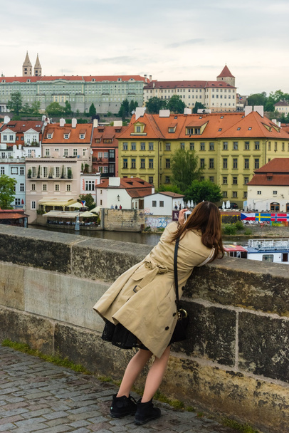 Mujer está tomando fotos en Praga
 - Foto, imagen