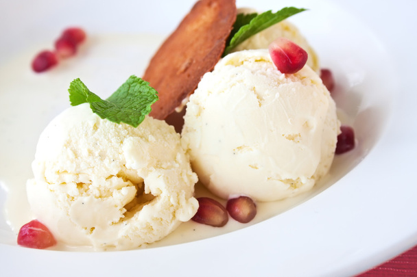 Vanilla ice cream with pomegranate seeds - Valokuva, kuva