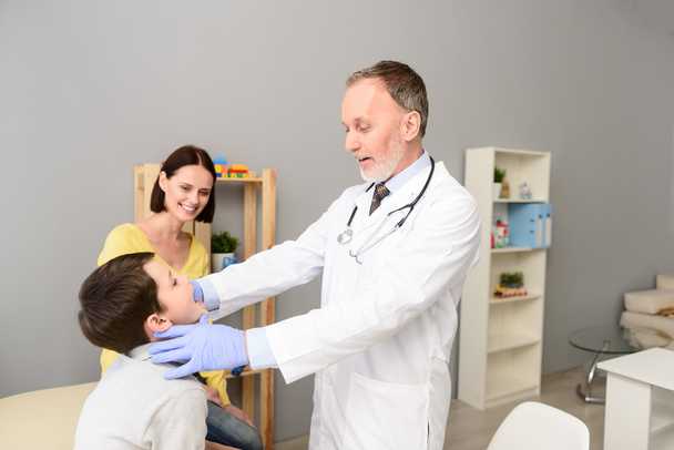 Pediatrician doctor examining child - Photo, Image