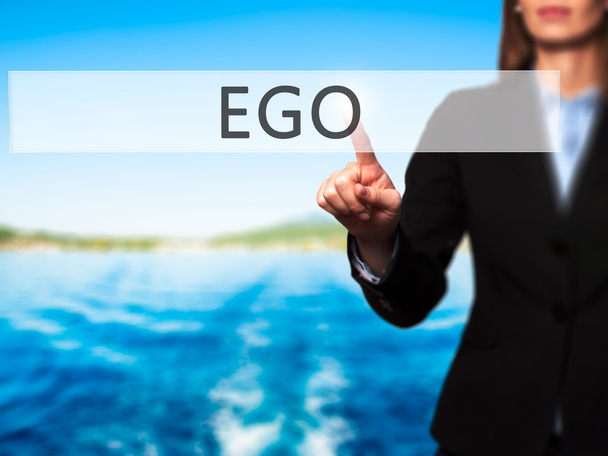 Ego - Imprenditore mano premendo il pulsante sul touch screen interfa
 - Foto, immagini