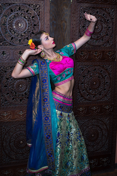 Παραδοσιακό φόρεμα κορίτσι ομορφιά Ινδία όμορφη γυναίκα - Φωτογραφία, εικόνα