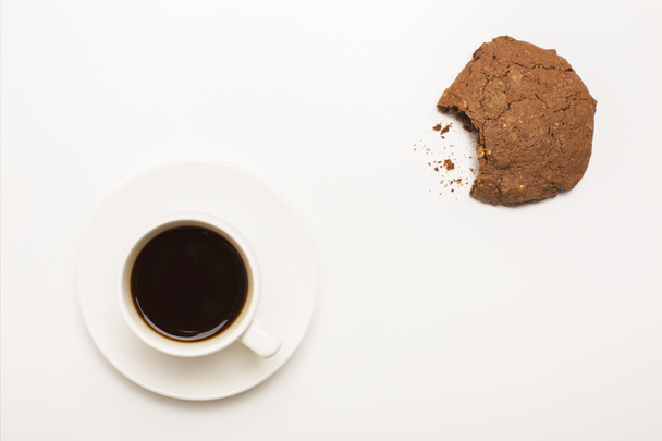 Coffee and bitten cookie - Foto, afbeelding