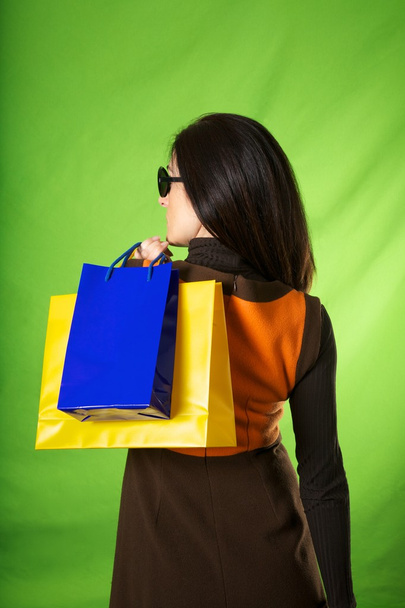 Nő oldalán gazdaság bevásárló táskák - Fotó, kép
