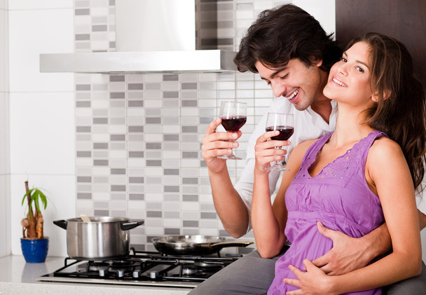 pareja bebiendo vino en la cocina - Foto, imagen