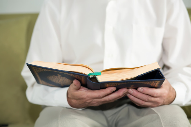 Yaşlı bir adam Kur'an okuma - Fotoğraf, Görsel