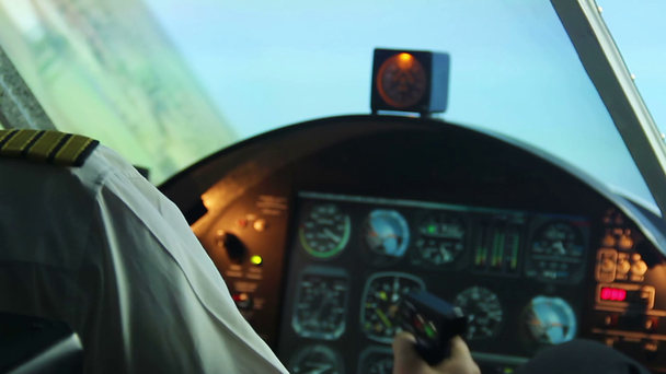 Φοβισμένος πιλότος με καρδιακή προσβολή στο πιλοτήριο, αεροπλάνο πέφτει, αεροπορικό δυστύχημα - Πλάνα, βίντεο