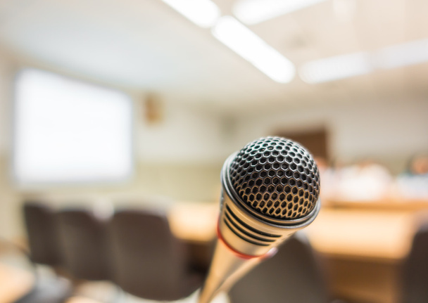 Черный микрофон в конференц-зале (отфильтрованное изображение обработано v
 - Фото, изображение