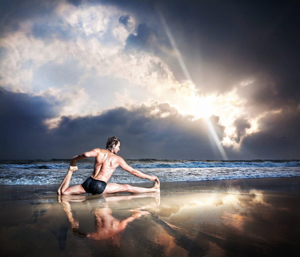 Yoga on the beach - Φωτογραφία, εικόνα
