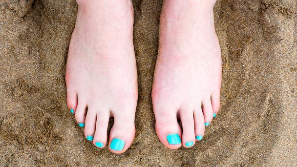 Τα δάχτυλα των ποδιών κατά της άμμου της παραλίας - Φωτογραφία, εικόνα